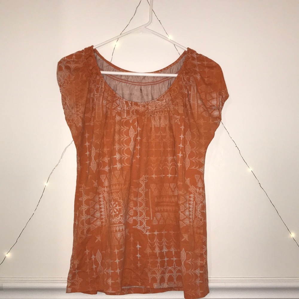 orange with white detail tee